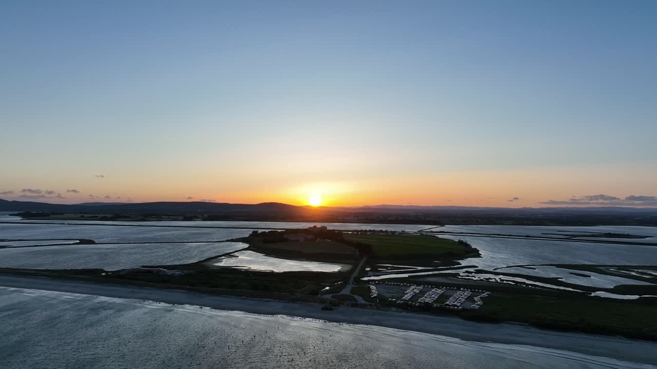 Maguelone katedralø og lagune i Frankrig under solnedgang, Luftfoto med venstre dolly-bevægelse