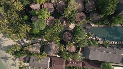 Vista-Aérea-De-La-Azotea-De-Un-Hotel-Desde-Un-Dron-Con-Playa-Y-Palmeras