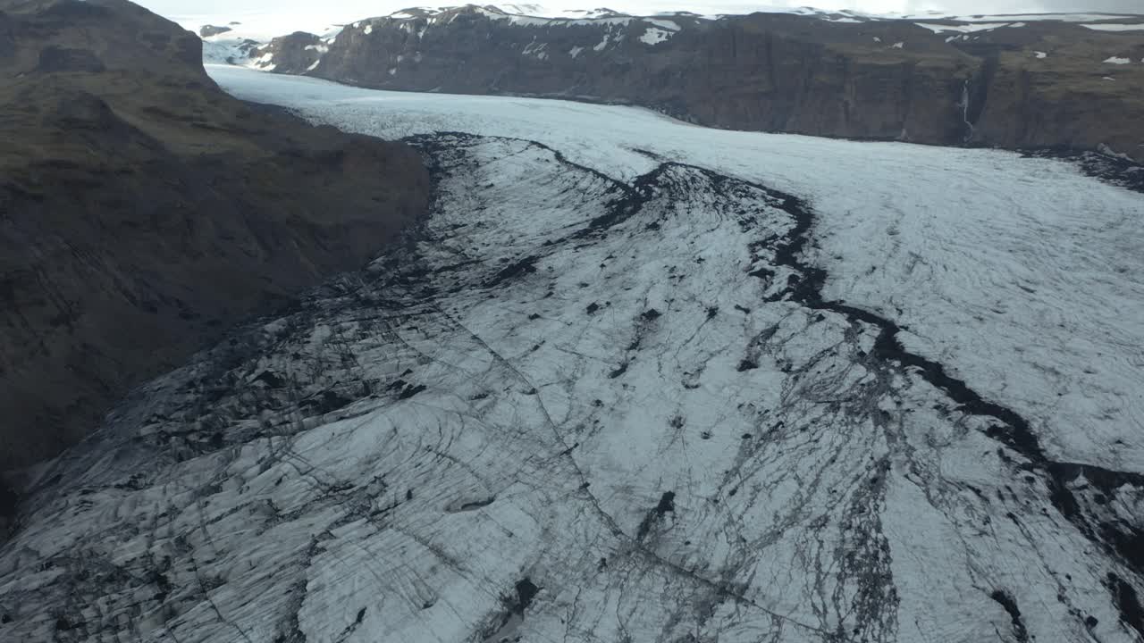 얼어 붙은 덩어리의 금이 간 얼음 표면, sólheimajökull 빙하, 공중