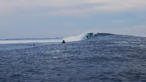 Zeitlupen-Weitwinkelaufnahme-Eines-Surfers,-Der-Auf-Einer-Welle-Bei-Cloudbreak-Fidschi-Reitet