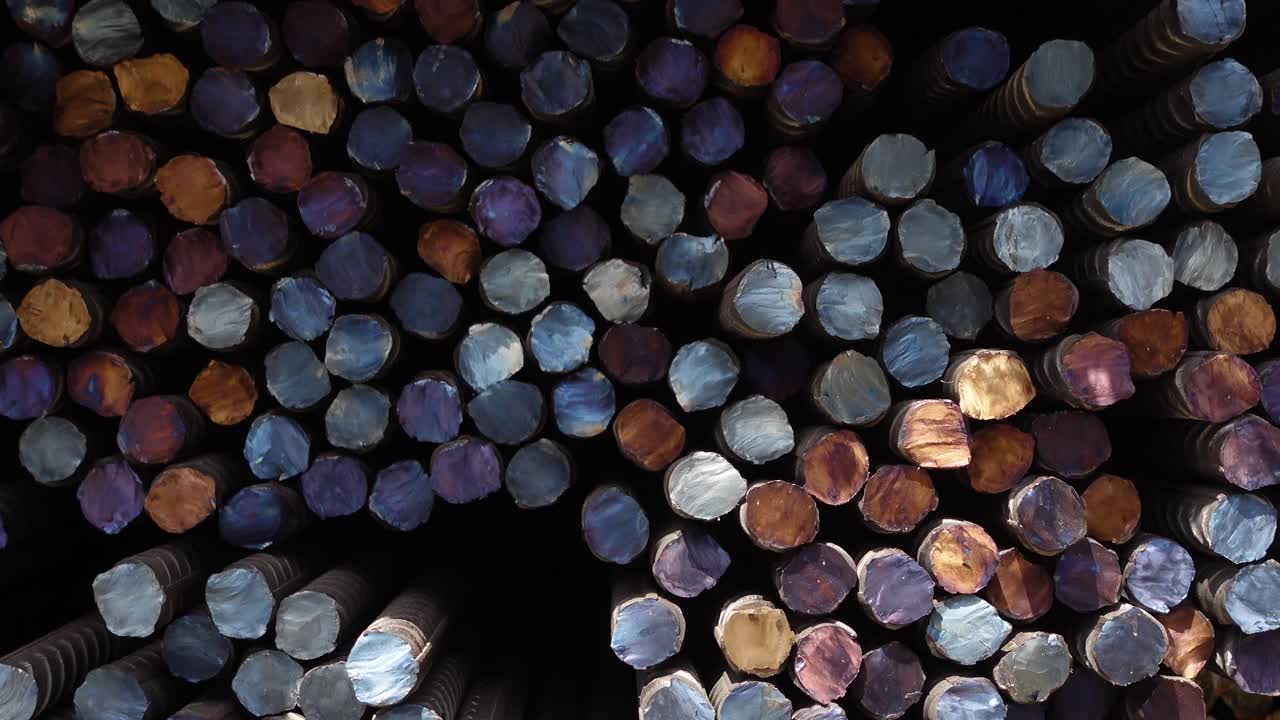 primer plano de una pila de barras de refuerzo