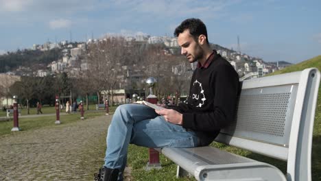 libro de preocupación en el parque