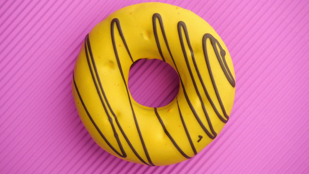 el donut glazado de primer plano.