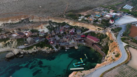 Vista-Aérea-Alrededor-Del-Pueblo-De-Popeye,-Tarde-Soleada-En-La-Bahía-De-Prajjet,-Malta