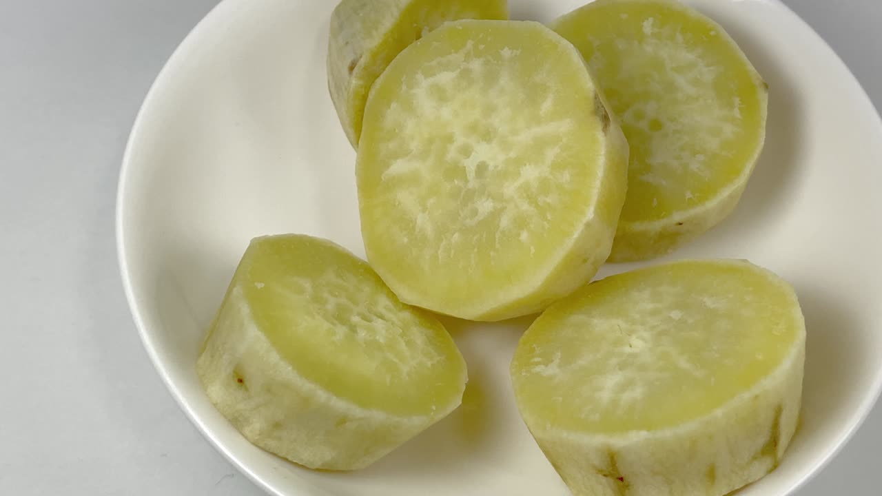 둥근 조각으로 잘라진 달한 감자