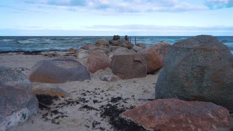 Ramponierte-Holzpfähle-Der-Alten-Mole-In-Der-Ostsee