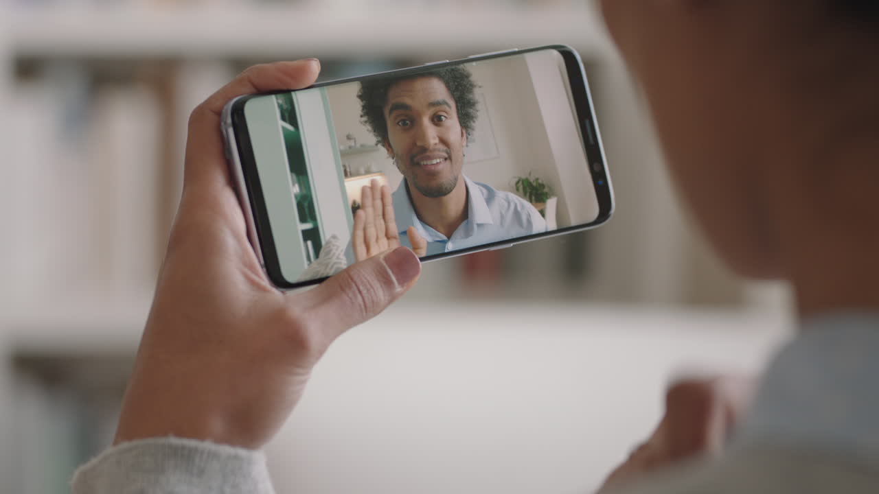 mujer joven usando un teléfono inteligente teniendo video chat con su novio sordo comunicándose usando lenguaje de señas gestos con las manos disfrutando de la comunicación en línea 4k footage