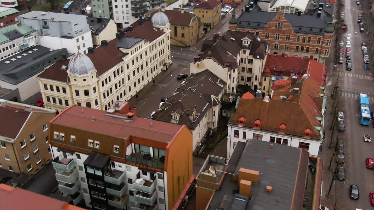 근접 공중 비행 샷에 화려한 지붕이있는 시내 아파트 건물