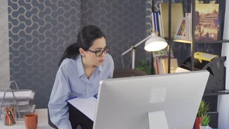 Mujer-De-Negocios-Ocupada.-Mujer-De-Negocios-Ocupada-Enojada.