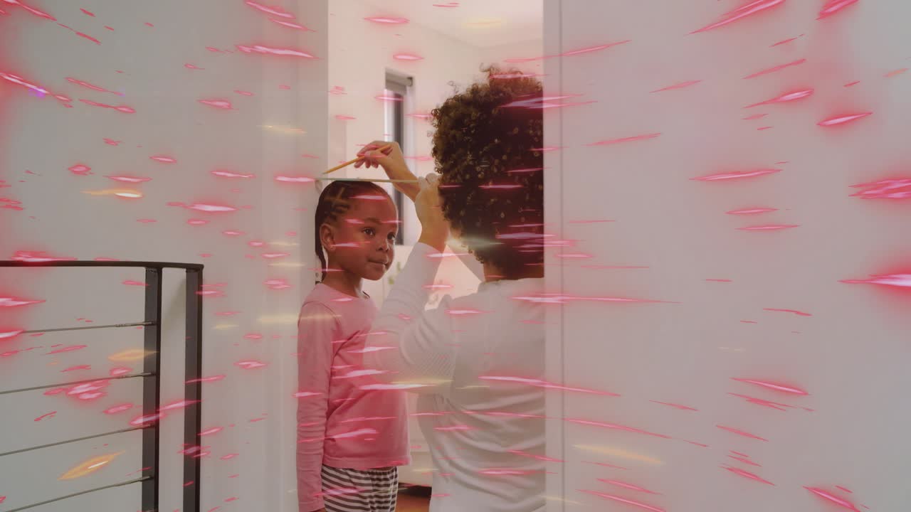 Apertura porta, donna che guida un bambino in un corridoio, pettinando i capelli, striature rosa che attraversano la scena