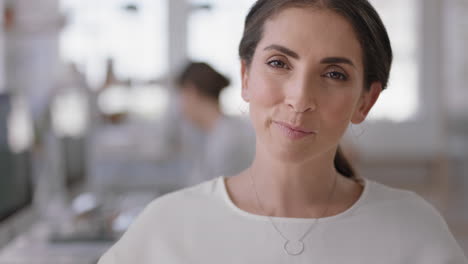 Retrato-Hermosa-Mujer-De-Negocios-Sonriendo-Feliz-Empresario-Disfrutando-De-Una-Exitosa-Empresa-De-Inicio-Orgulloso-Gerente-En-El-Espacio-De-Trabajo-De-Oficina