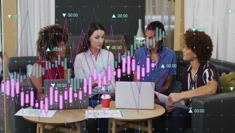 Animación-De-Datos-De-Procesamiento-De-Gráficos-Sobre-Diversos-Colegas-Con-Computadoras-Portátiles-En-Una-Reunión-Informal-De-Oficina