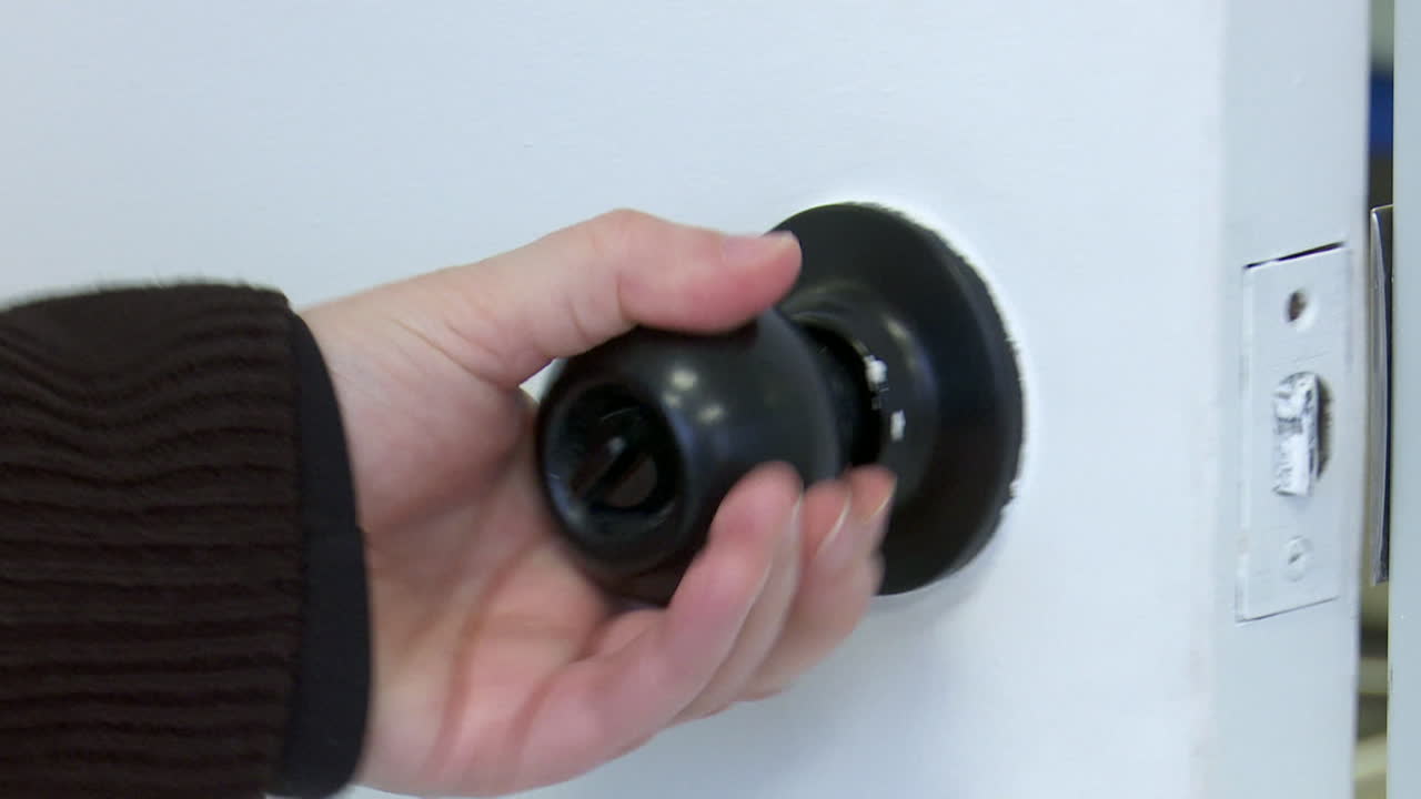 문 을 열고 있는 사람