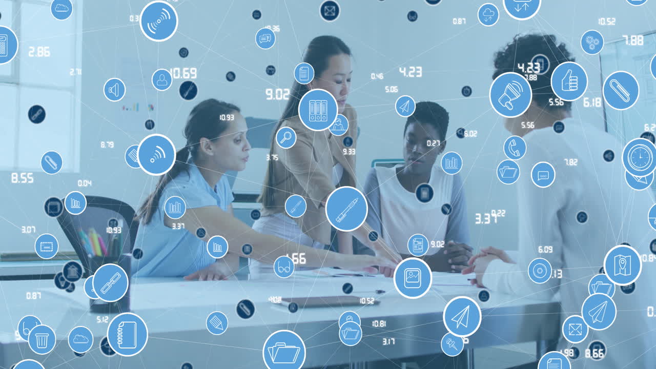 사무실에서 블루프린트를 논의하는 다양한 여성들에 대한 연결된 컴퓨터 아이콘과 숫자의 애니메이션