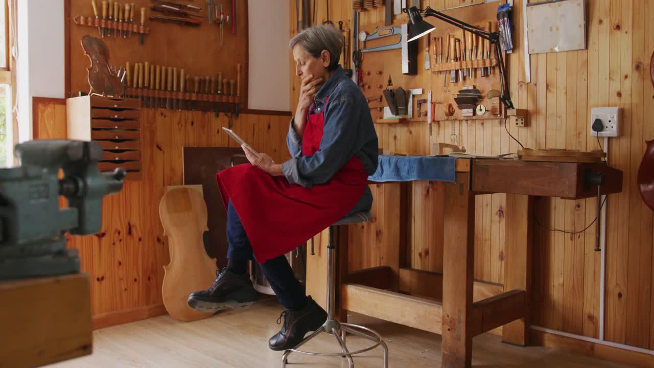 Kvindelig luthier på arbejde i sit værksted