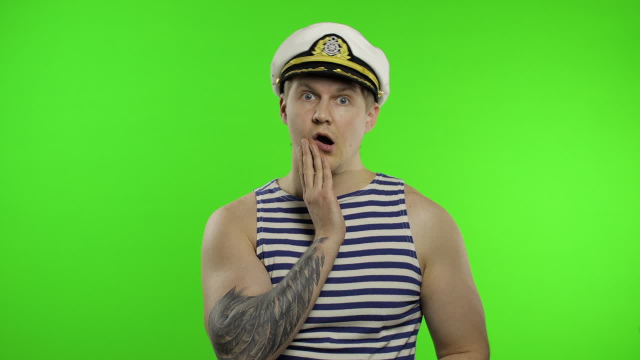 el joven marinero expresa su conmoción, parece sorprendido. el marinero en chaleco de marinero