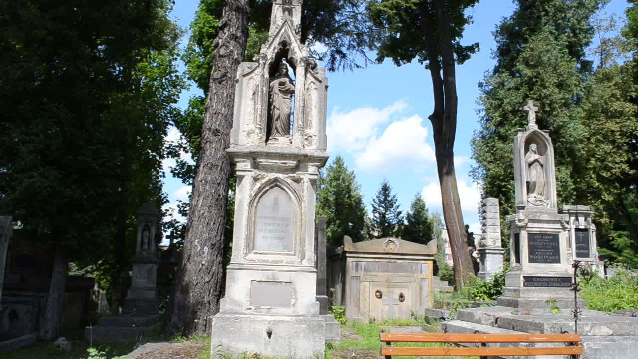 Antico cimitero. Leopoli, Ucraina. Il cimitero di Lychakiv, complesso storico e commemorativo (dal 1991) a Leopoli nel quartiere storico di Lychakiv, uno dei cimiteri più antichi dell'Ucraina.
