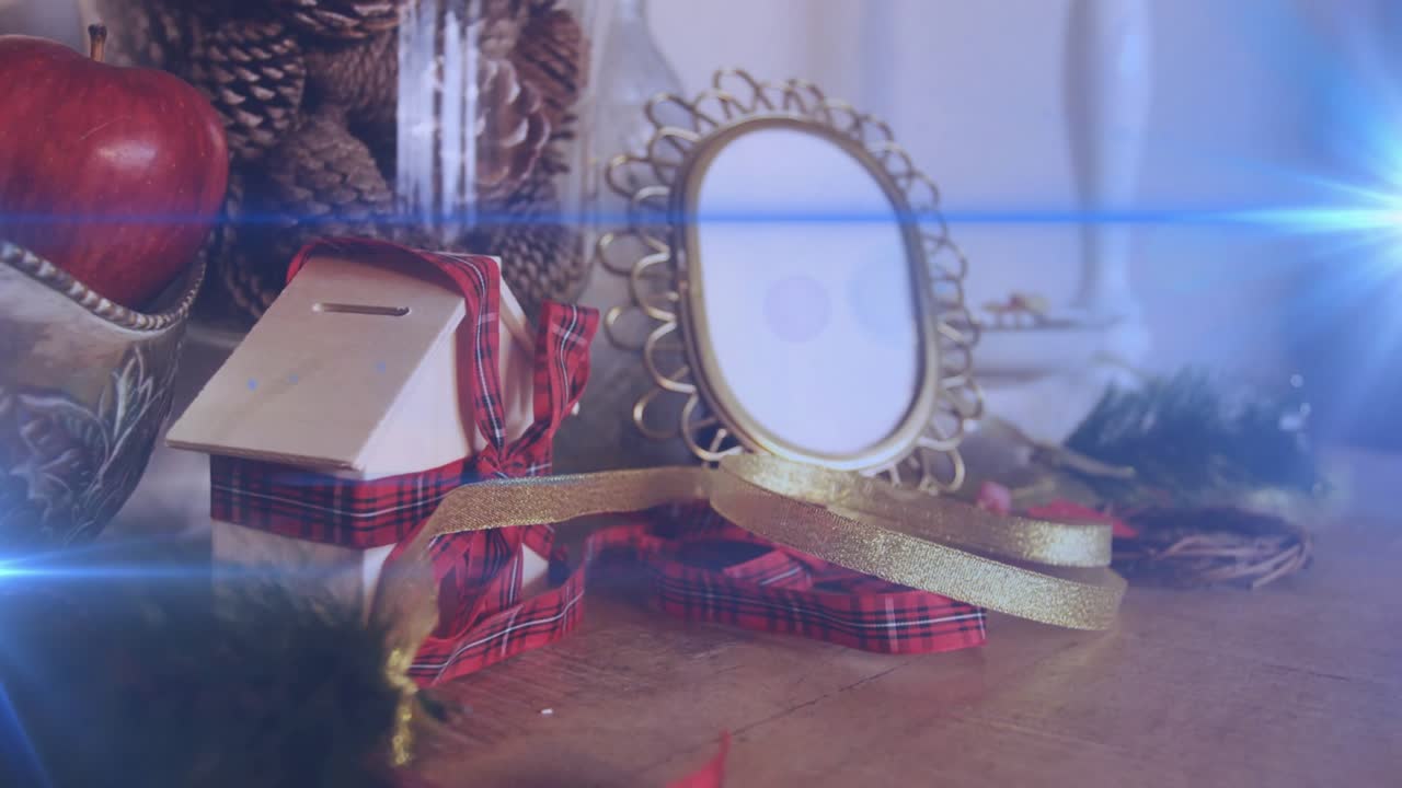 Luminoso destello que recorre la decoración festiva de una mesa creando artefactos de lente y luces azules.