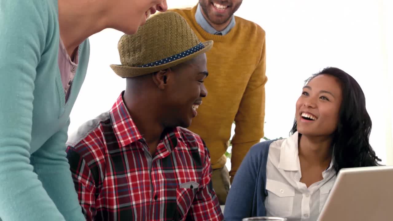 컴퓨터에서 일하는 캐주얼 비즈니스 팀