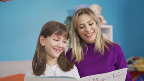 madre y hija felices leyendo libros en casa, leyendo cuentos de hadas, hija inteligente. amor familiar.