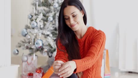 Mujer-Joven,-Relajante,-Durante,-Navidad