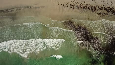 Playa-De-Mar-De-Olas-Abstractas-En-La-Vista-Superior.