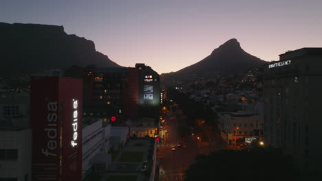 Los-Reenvíos-Vuelan-Por-Encima-De-Una-Carretera-Muy-Transitada-En-Un-Barrio-Urbano.-Cielo-Crepuscular-Colorido-Romántico.-Ciudad-Del-Cabo,-Sudáfrica