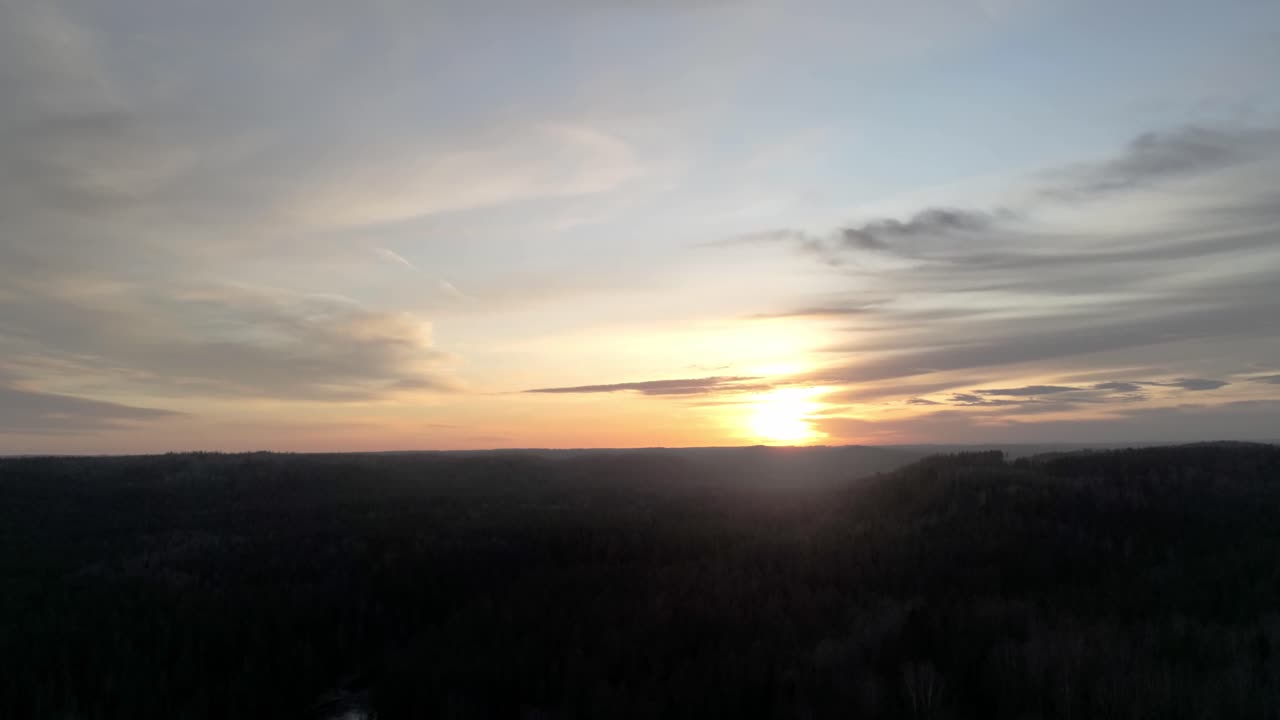 sobrevuelo aéreo de un paisaje natural al atardecer, río - montañas