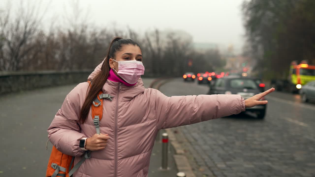 승용차를 기다리는 여자