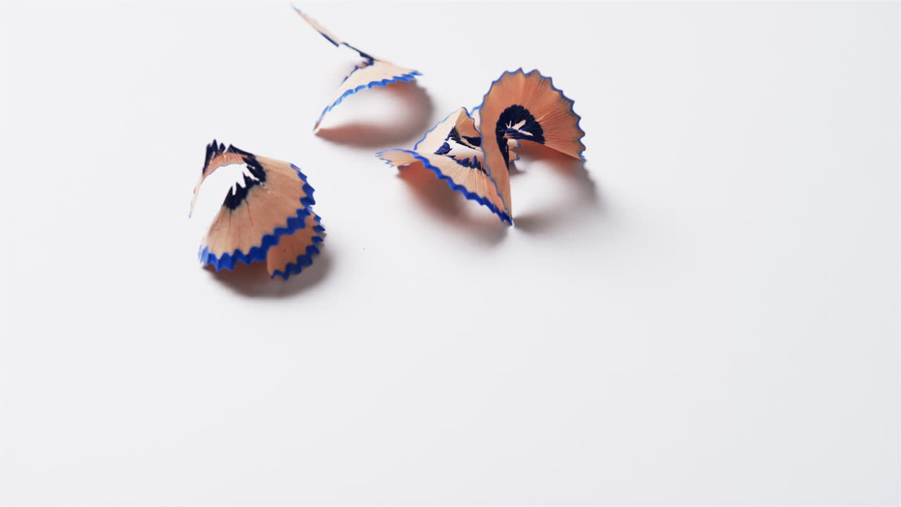 하 ⁇  배경에 복사 공간과 함께 파란색 크레이온  ⁇ 질의 클로즈업, 느린 동작