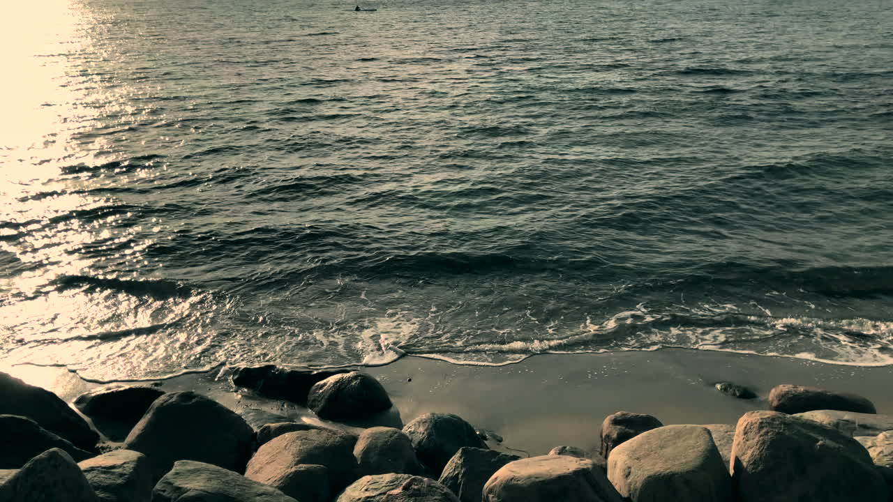 녹색 해변에 푸른 물