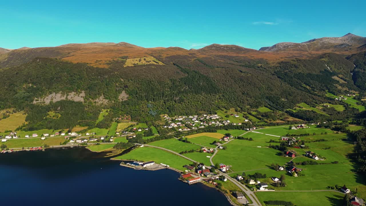 aerial sobre syvde en un hermoso día soleado, municipio de vanylven, noruega