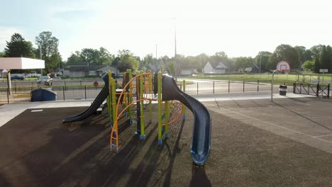 Equipo-De-Juegos-Para-Niños-En-El-Parque-Escolar,-Diversión-Infantil-Durante-El-Recreo