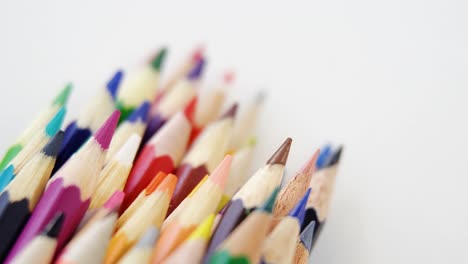 un montón de lápices de color sobre un fondo blanco