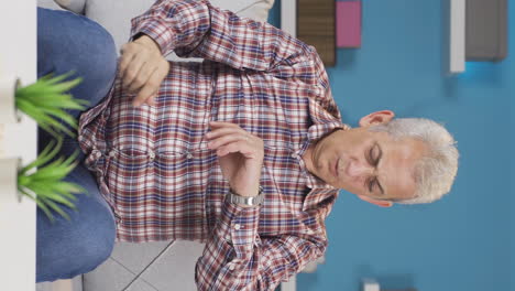 vídeo vertical del hombre con el problema del olvido.