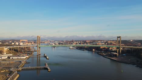 Tráfico-En-El-Puente-Alvsborgsbron-Sobre-El-Río-Gota-Alv-En-Gotemburgo,-Suecia