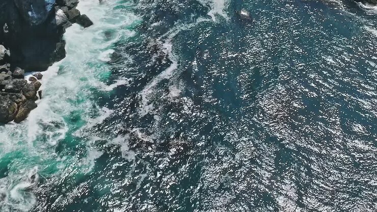 Onde oceaniche in vista aerea sulle acque della California durante il giorno