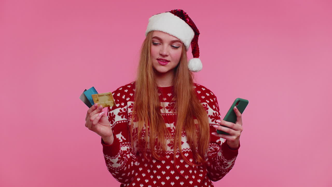 mujer en suéter de navidad usar teléfono móvil celular y tarjeta de crédito de plástico, ganar, calibrar, wow