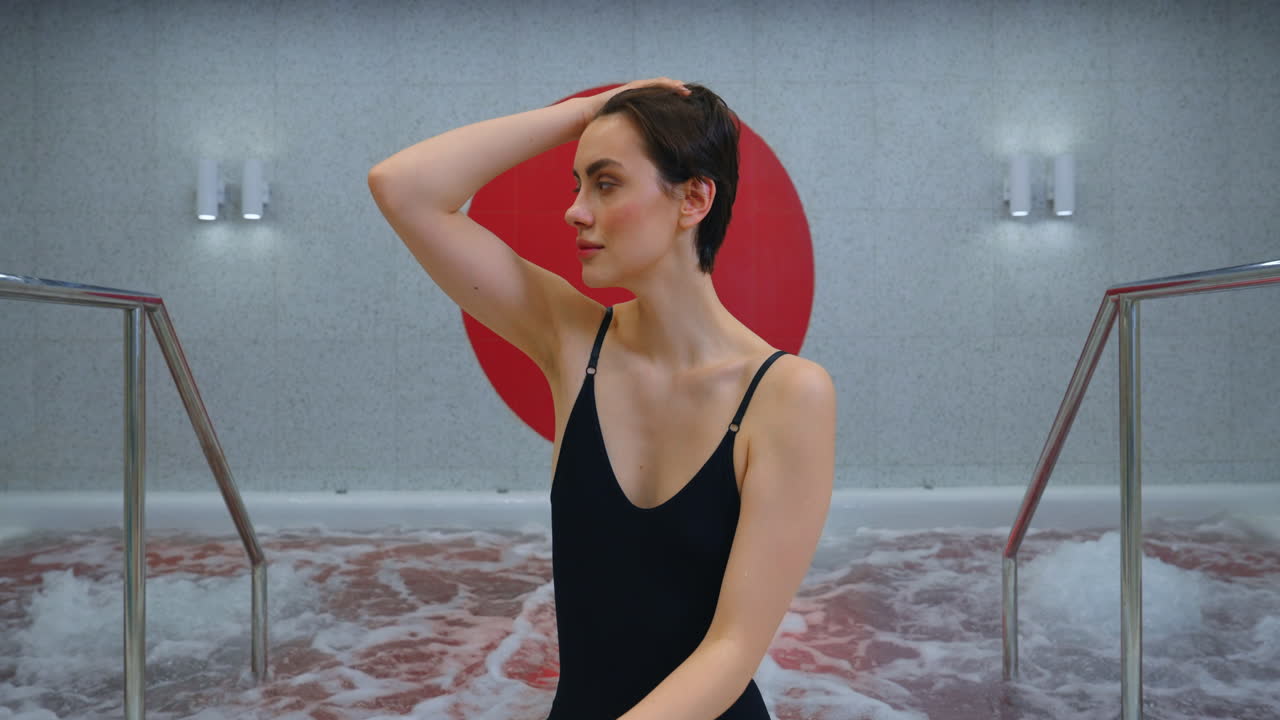 mujer relajándose en una bañera de spa