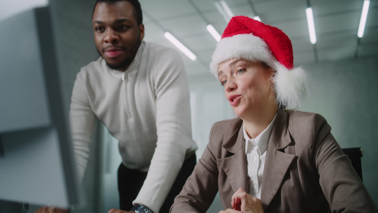colegas de negocios trabajando juntos durante la temporada de navidad
