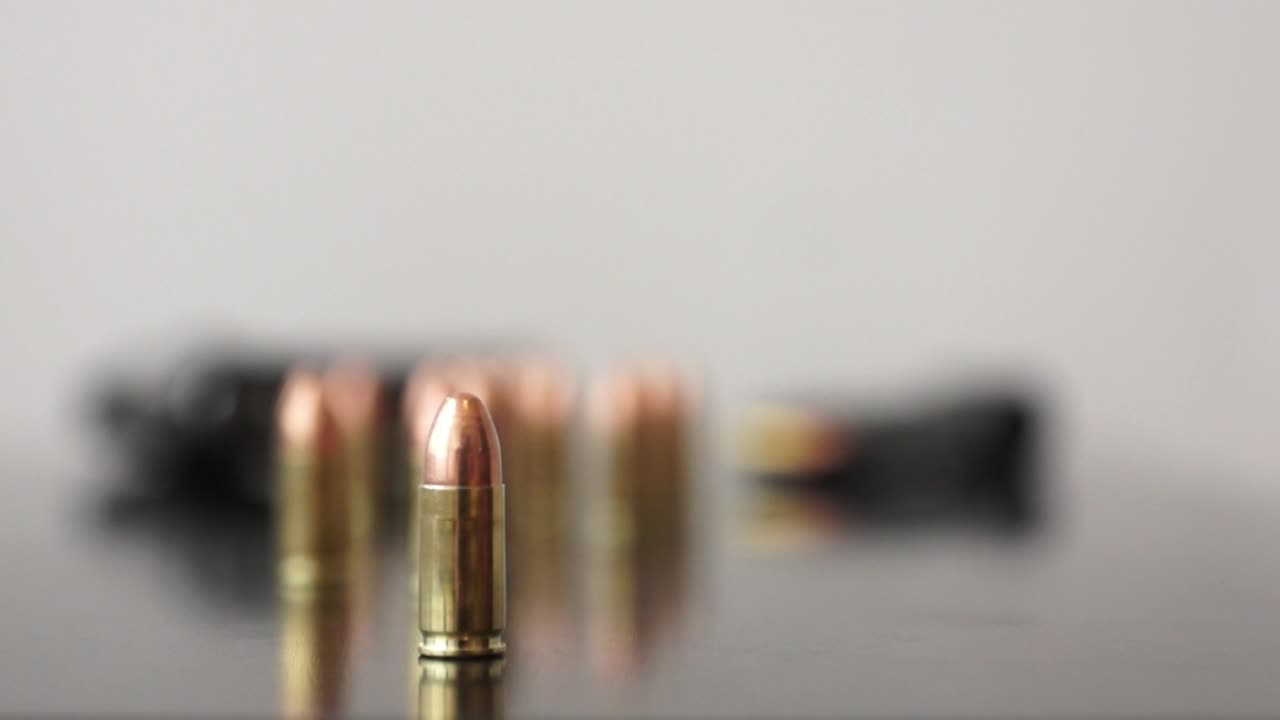 municiones y pistolas