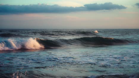 olas oscuras del océano en cámara lenta