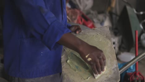 hombre africano pintando un coche