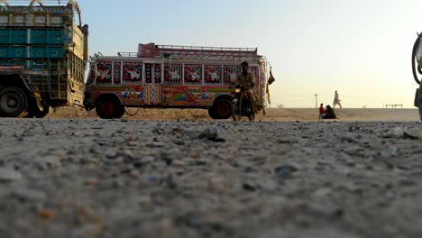 Niedrige-Nahaufnahme-Der-Straße-Des-Sindh-Während-Der-Flutzeit-Im-Sonnenuntergang