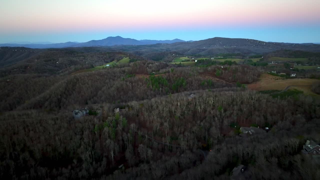 Luftoptagelse med udzoomning af Grandfather Mountain i 4K om vinteren