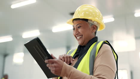 Ingeniería,-Mujer-Y-Tableta-En-El-Sitio-De-Construcción