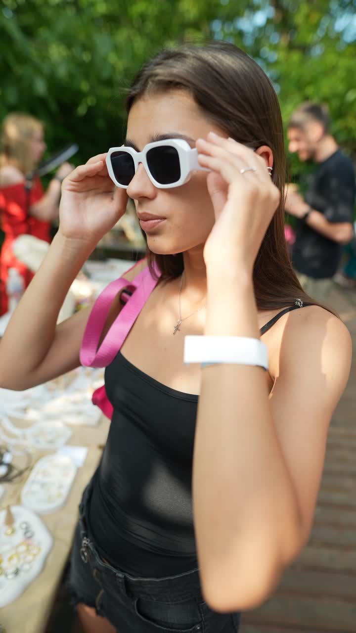 시장 에서 선글라스를 착용 한 젊은 여성