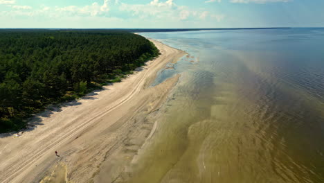 Vista-Panorámica-De-La-Playa-De-Arena-En-La-Región-De-Jurmala-En-El-Golfo-De-Riga.