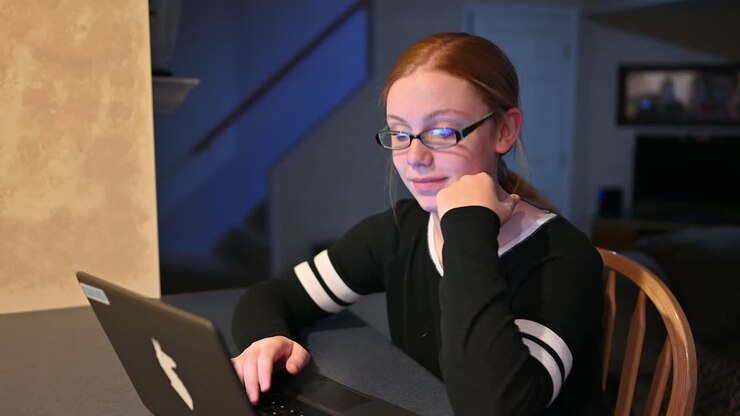 L'adolescente Madelyne è impegnata a cercare su internet.