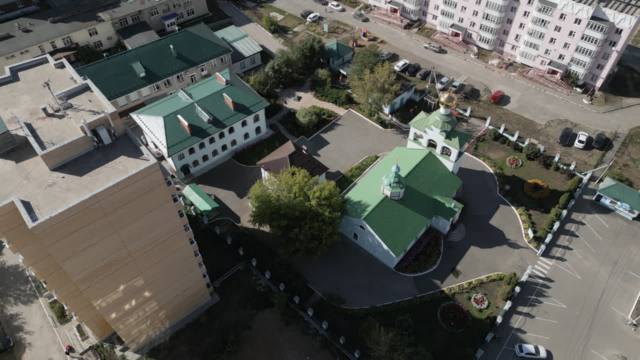 воздушный вид на церковь и окружающий жилой район